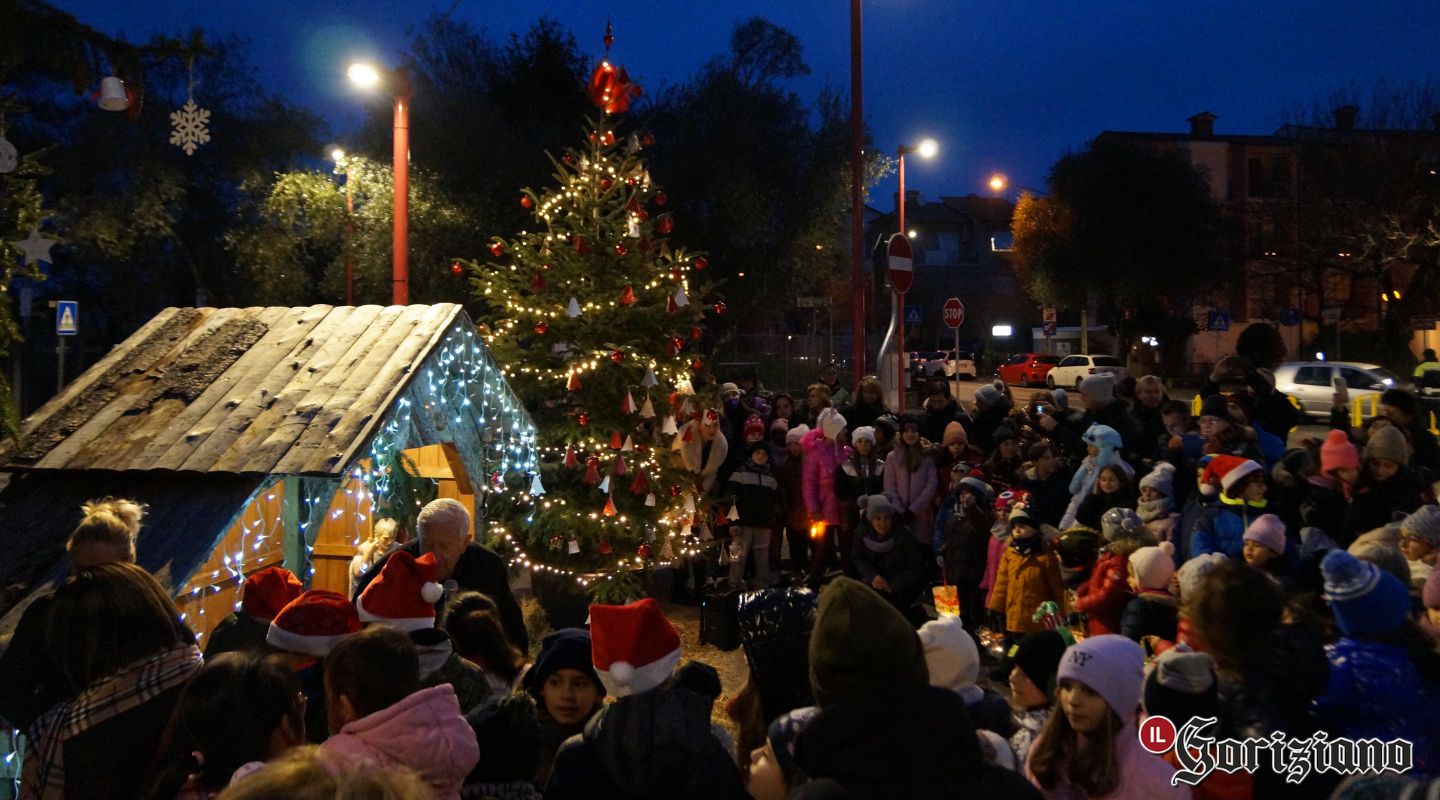 Gorizia, Santa Lucia accende albero e presepe: la festa dei bambini a San Rocco